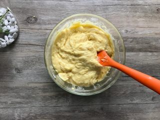 9、金宝顶蓝莓麦芬,拌匀至无干粉状态，不要过分搅拌以免面糊起筋。