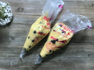 12、金宝顶蓝莓麦芬,将面糊装入裱花袋，袋口剪稍大的口子（太小蓝莓出不来哦）。