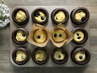 13、金宝顶蓝莓麦芬,挤入模内。