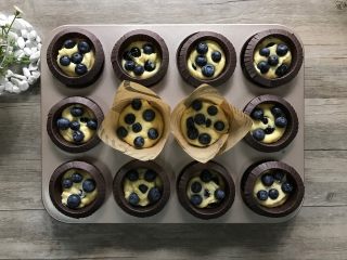 14、金宝顶蓝莓麦芬,用小勺压平面糊，再放入剩下的蓝莓。（此时烤箱可以180度预热起来。）