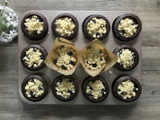 15、金宝顶蓝莓麦芬,再铺上金宝顶香酥粒。