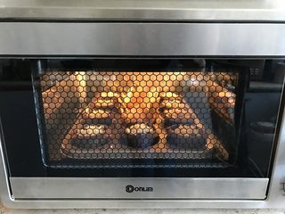 16、金宝顶蓝莓麦芬,放入烤箱烘烤25-30分钟。（可以尝试用牙签插入再拔起，如牙签光滑无蛋糕屑粘连即可）