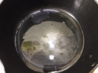 1、脏脏爆浆蛋糕,水,玉米油,20克白糖放入盆里搅拌均匀