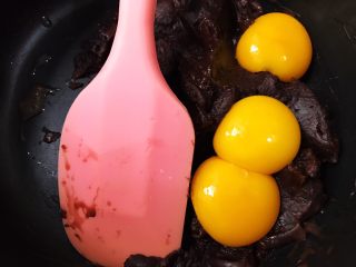 3、脏脏爆浆蛋糕,鸡蛋分离,蛋黄加入低粉里