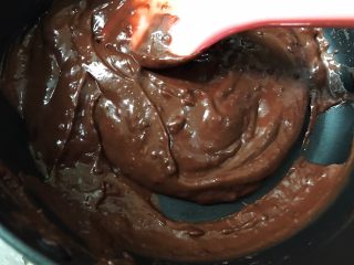 4、脏脏爆浆蛋糕,从下往上翻拌均匀