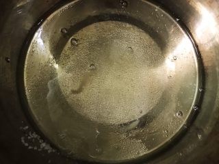 5、脏脏爆浆蛋糕,蛋清放在无油无水的盆里,加入25克白糖中高速打发