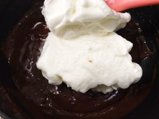 6、脏脏爆浆蛋糕,分三次把蛋白跟蛋黄糊混合