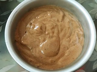 8、脏脏爆浆蛋糕,蛋糕糊倒入模具里震平表面