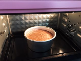 9、脏脏爆浆蛋糕,放入预热好的烤箱下层140度上下火烤45分钟左右