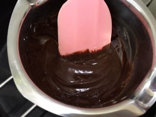 10、脏脏爆浆蛋糕,溶化后放置凉透后备用