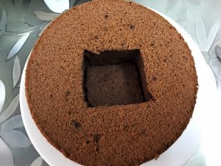 13、脏脏爆浆蛋糕,取一片垫入洞里