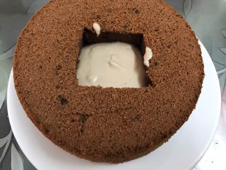 15、脏脏爆浆蛋糕,舀入两勺奶油在蛋糕洞里