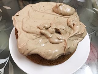 17、脏脏爆浆蛋糕,再把剩余的奶油倒在蛋糕上