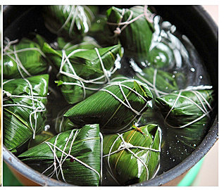 12、咖喱牛肉粽,将包好的粽子加满水，放入锅中煮2-3个小时即可