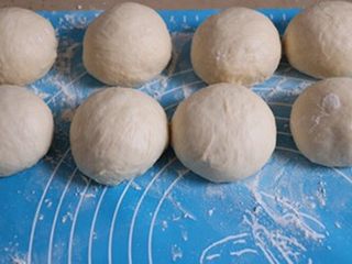 4、肉松面包,排气分成8份盖保鲜膜松弛15分钟