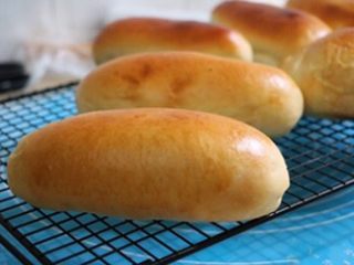 11、肉松面包,烤好后取出，还有余温时表面抹上层沙拉酱，洒上肉松