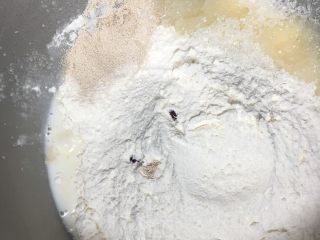 3、米妮米奇馒头,粉色面团和白色面团一样操作