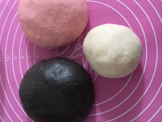 4、米妮米奇馒头,分别滚圆后盖保鲜膜发酵