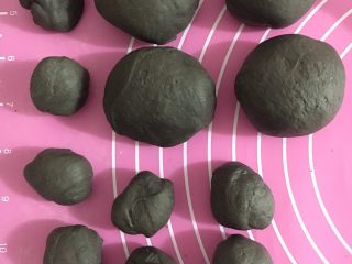 6、米妮米奇馒头,分割成4个60克大面团，8个15克小面团