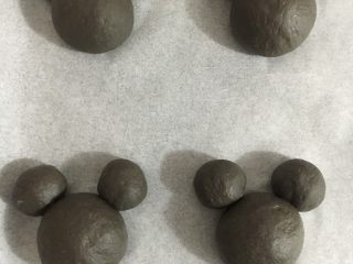 11、米妮米奇馒头,把小面团粘在大面团上