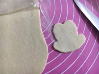 15、米妮米奇馒头,拿锋利的刀刻出脸型来