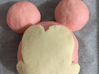 16、米妮米奇馒头,轻轻居中按压在大面团上