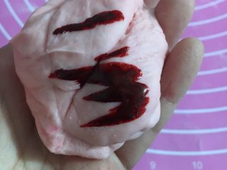 24、米妮米奇馒头,多余粉色面团加几滴红丝绒液揉匀，成为深粉色蝴蝶结