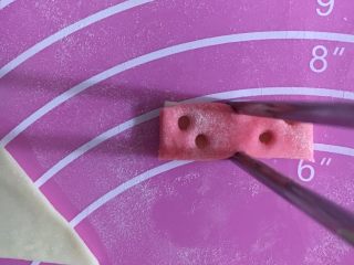 30、米妮米奇馒头,拿筷子居中夹一下