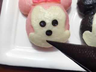 38、米妮米奇馒头,用巧克力液画出嘴巴