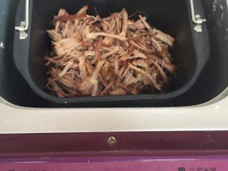 7、麻辣牛肉丝，煲剧小零嘴,放入面包机中，启动面包机的果酱功能；