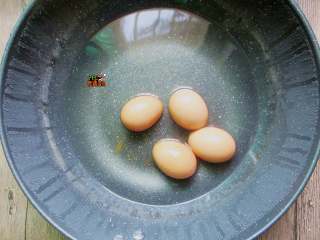 2、高蛋白减肥便当,冷水放鸡蛋一起煮开,关火焖约4-5分钟,捞出鸡蛋放凉水里降温