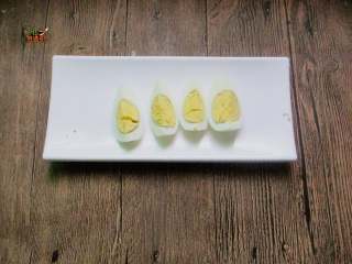 5、高蛋白减肥便当,鸡蛋煮好剥壳切块待用