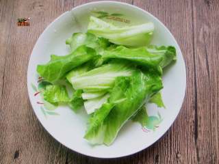 7、高蛋白减肥便当,生菜用盐水清洗干净,切断