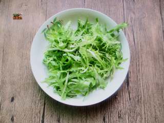 8、高蛋白减肥便当,苦菊用盐水清洗干净,切断