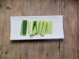 10、高蛋白减肥便当,黄瓜洗干净切成条