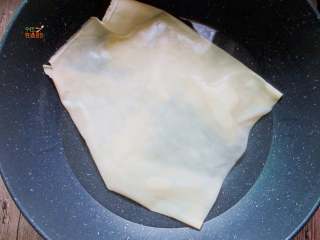 13、高蛋白减肥便当,锅中烧开适量水,调入少许盐和食用油,下入豆腐皮焯水后捞出