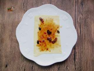 17、高蛋白减肥便当,取一张豆皮,抹上黄豆酱