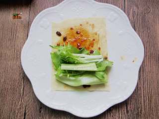 19、高蛋白减肥便当,放上生菜、苦菊、黄瓜条