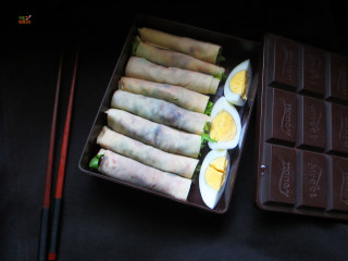 22、高蛋白减肥便当,把卷好的豆皮卷放入便当盒里,再摆上水煮蛋就完成了