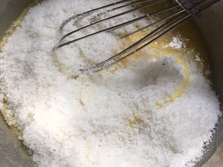 2、椰蓉花朵面包,加入椰蓉搅拌均匀