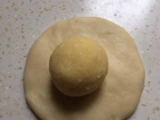 10、椰蓉花朵面包,松弛好的面团擀开,包入椰蓉馅