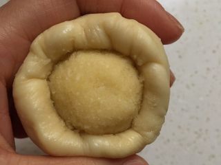 11、椰蓉花朵面包,用虎口向上收，慢慢包起。