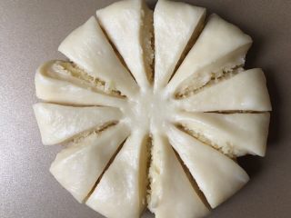 14、椰蓉花朵面包,每片的中间再剪一刀