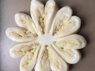 15、椰蓉花朵面包,每二个为一组,对扭90度