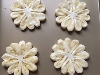 16、椰蓉花朵面包,用手拉平整并整形。