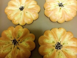 17、椰蓉花朵面包,放入烤箱发酵至1.5倍,中间撒上少许芝麻,刷上蛋液,烤箱上下管预热170度预热五分钟,放入面包烤15分钟