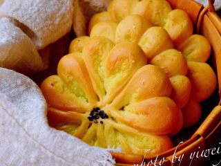 18、椰蓉花朵面包,冰箱的一半用同样方法做成小花，烤箱大的话，一下子可以烤八个，不用冷藏面团