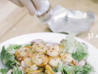 8、马铃薯沙拉三明治&炒虾杂菜沙拉,1-8 铺上炒好的虾仁，撒起司和辣椒粒