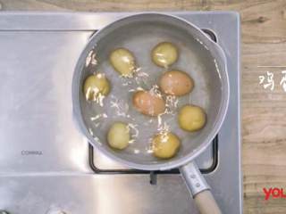 9、马铃薯沙拉三明治&炒虾杂菜沙拉,2-1 烧水，放入胡萝卜、土豆、鸡蛋