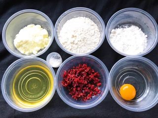 1、蔓越莓小小酥,准备好食材，蔓越莓干得切碎